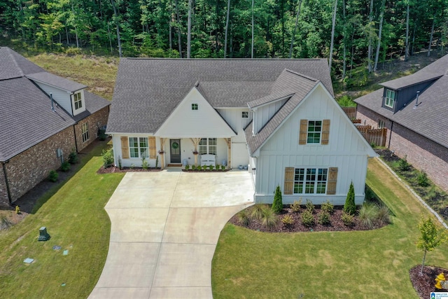 view of front of property featuring a front yard