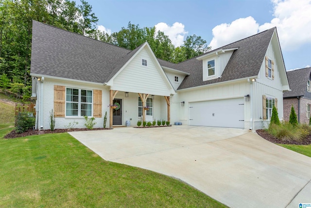 view of front of house featuring a front yard