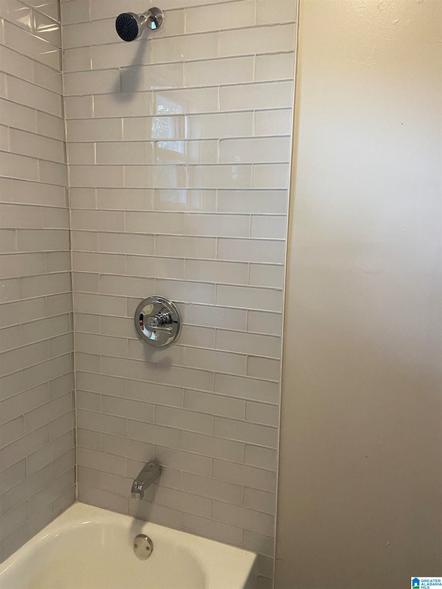 bathroom featuring tiled shower / bath