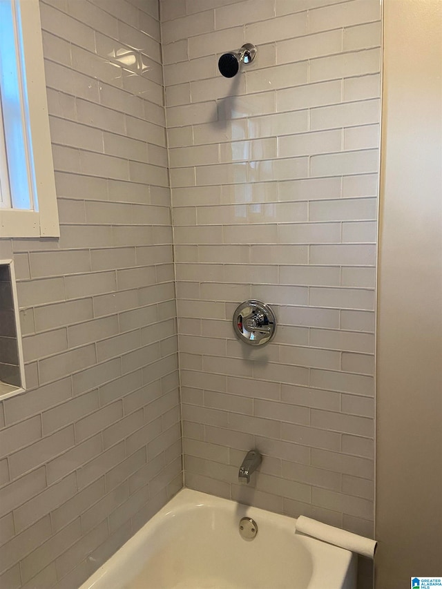 bathroom featuring tiled shower / bath combo