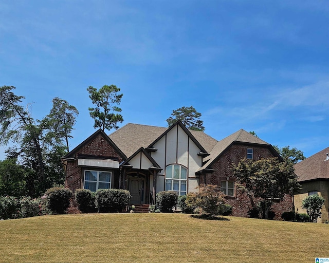 view of front of house featuring a front yard