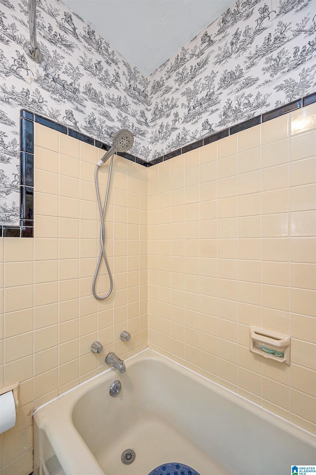 bathroom featuring tiled shower / bath combo