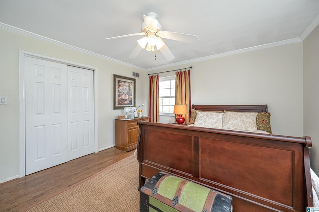 bedroom featuring ceiling fan, hardwood / wood-style flooring, a closet, and ornamental molding