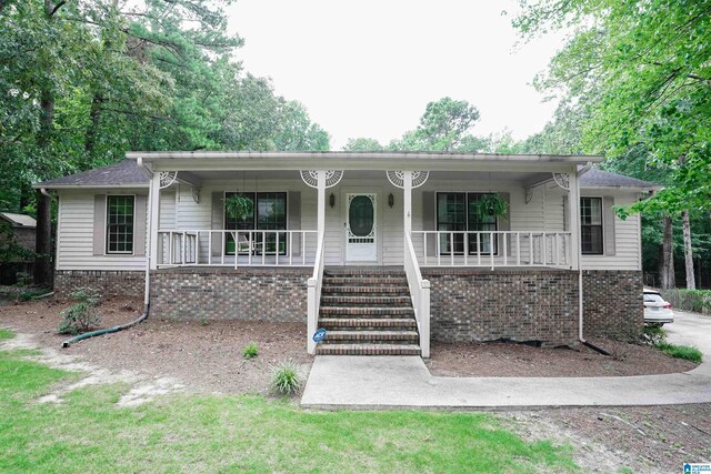 ranch-style house with covered porch