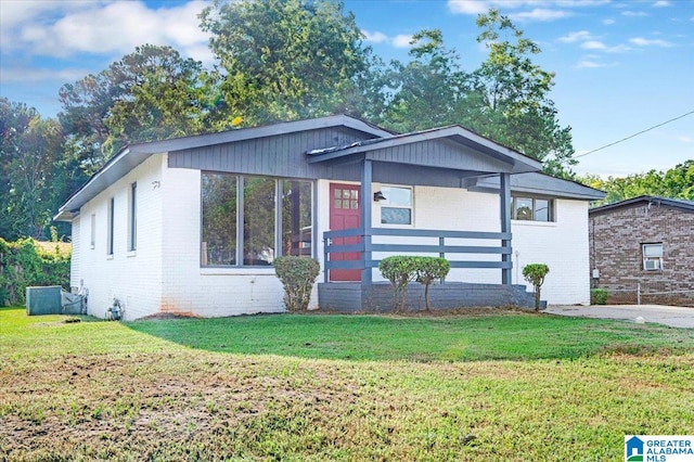 view of front of property featuring a front lawn