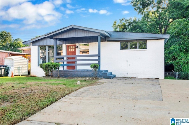 view of front facade with a front lawn