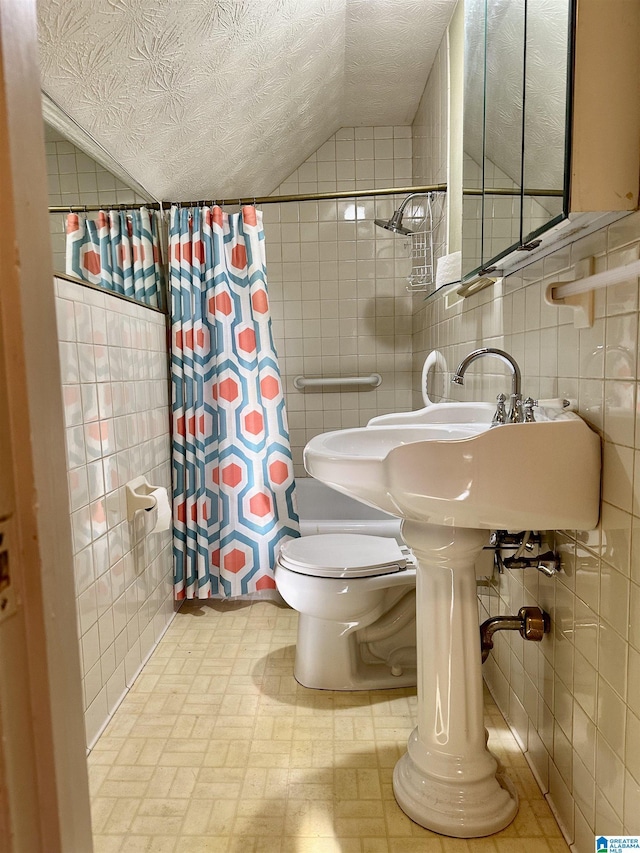 401 SW 8th St, Cullman, AL 35055 - full bath featuring toilet, curtained shower, a textured ceiling, tile walls, and vaulted ceiling