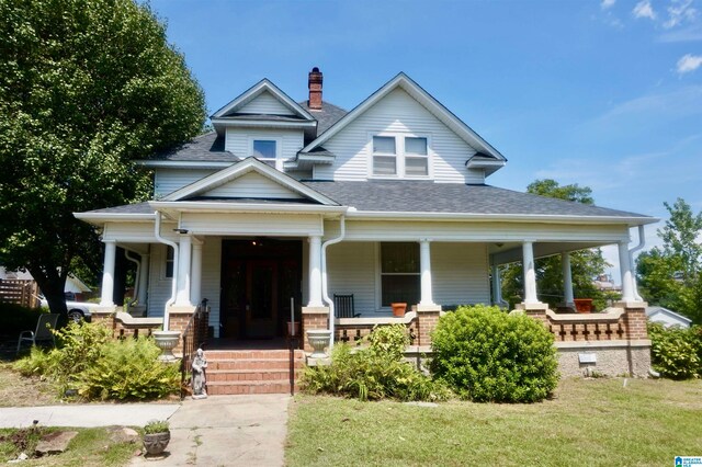 view of front of home featuring a front yard and covered porch