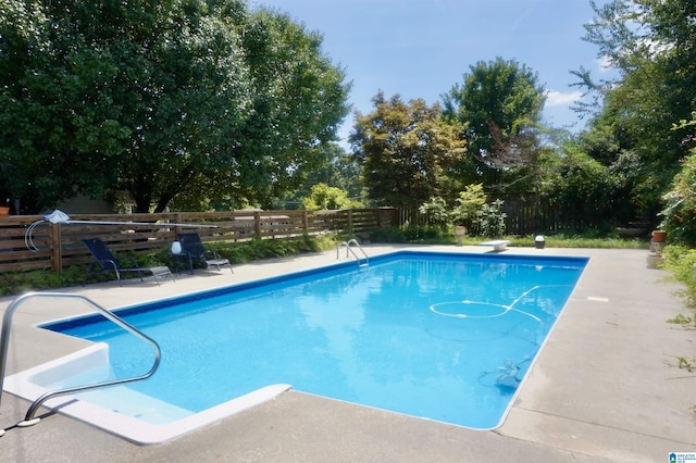 401 SW 8th St, Cullman, AL 35055 - view of pool featuring a patio area, a fenced in pool, a diving board, and fence