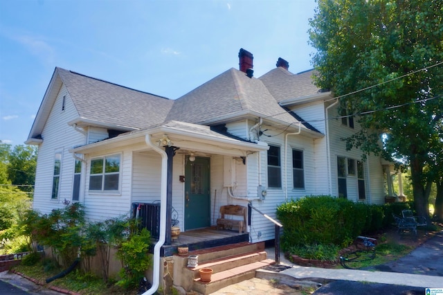 view of front of property featuring covered porch