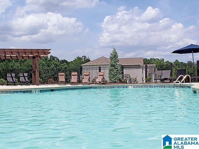 view of swimming pool