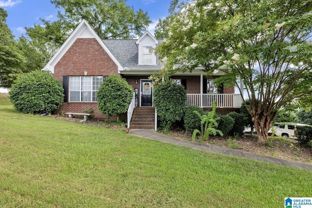 view of front of home featuring a front yard