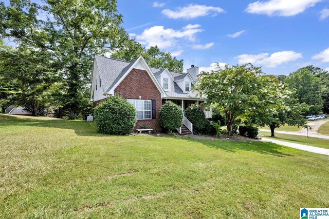 view of front facade with a front yard