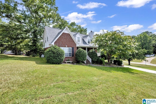 view of front of property featuring a front lawn