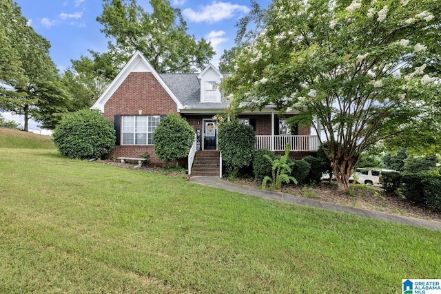 view of front of property featuring a front lawn