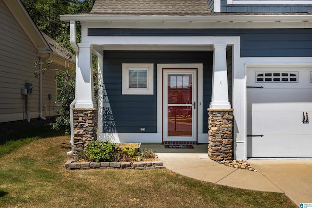 property entrance featuring a lawn