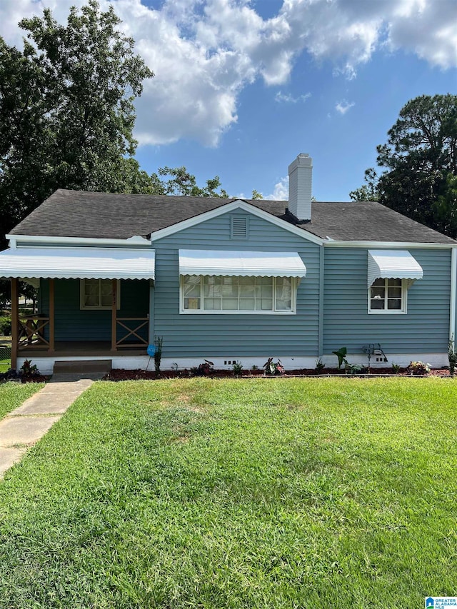 view of front facade with a front lawn