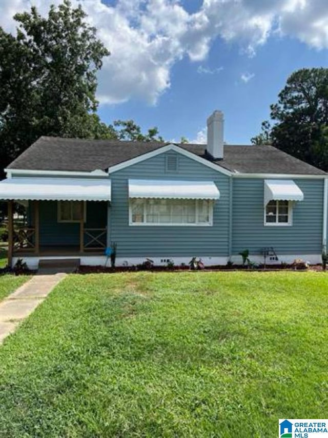 view of front of house featuring a front lawn