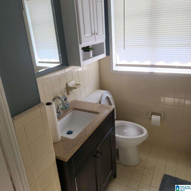 unfurnished room featuring wood-type flooring, crown molding, and ceiling fan