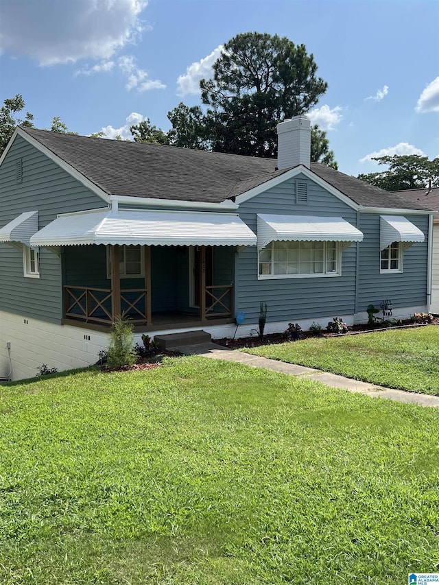 view of front of home featuring a front lawn