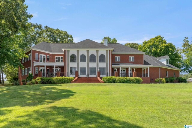 view of front of property featuring a front lawn and a porch