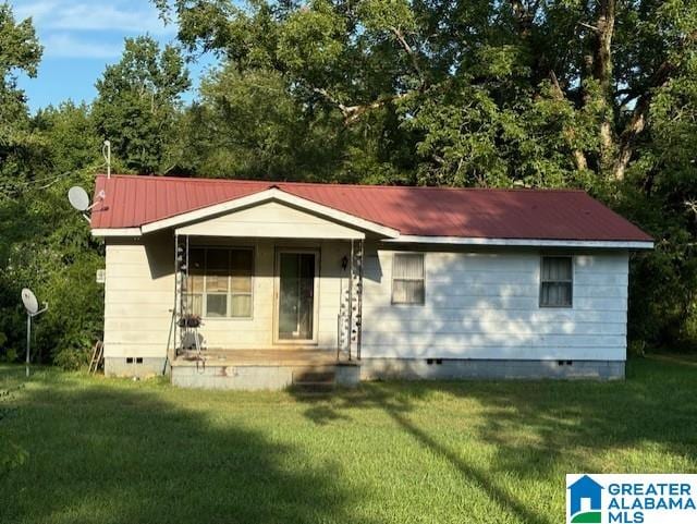 view of front of property with a front yard