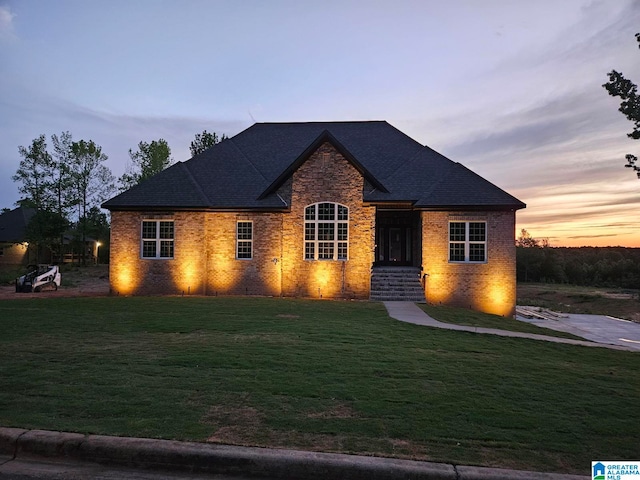 view of front facade featuring a lawn