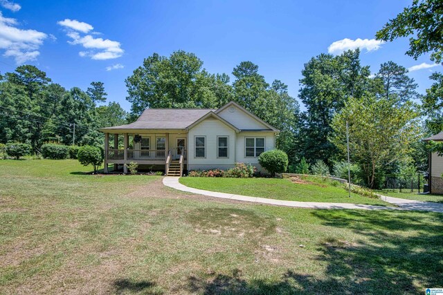 view of front of property featuring a front yard and covered porch