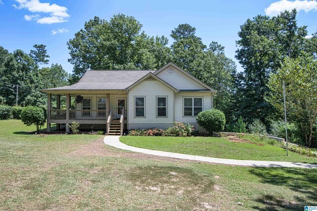 view of front facade featuring a front yard and covered porch