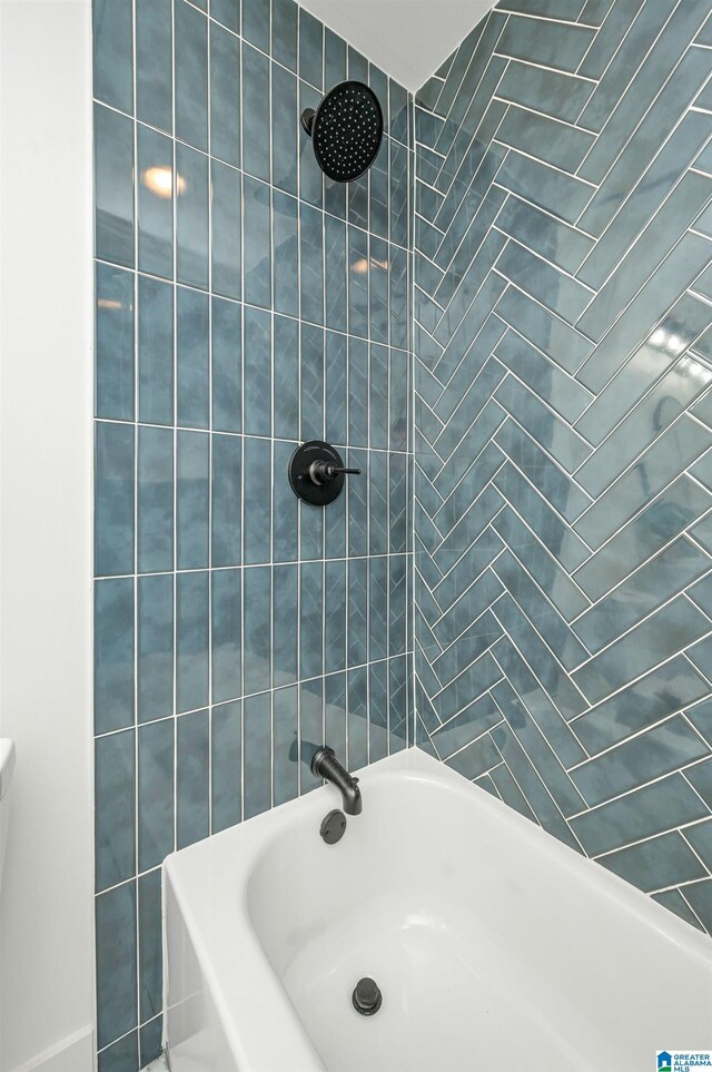 bathroom featuring tiled shower / bath