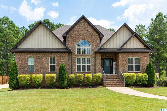 view of front of home featuring a front yard