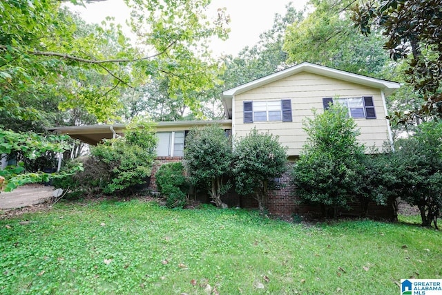 view of front of property featuring a front yard