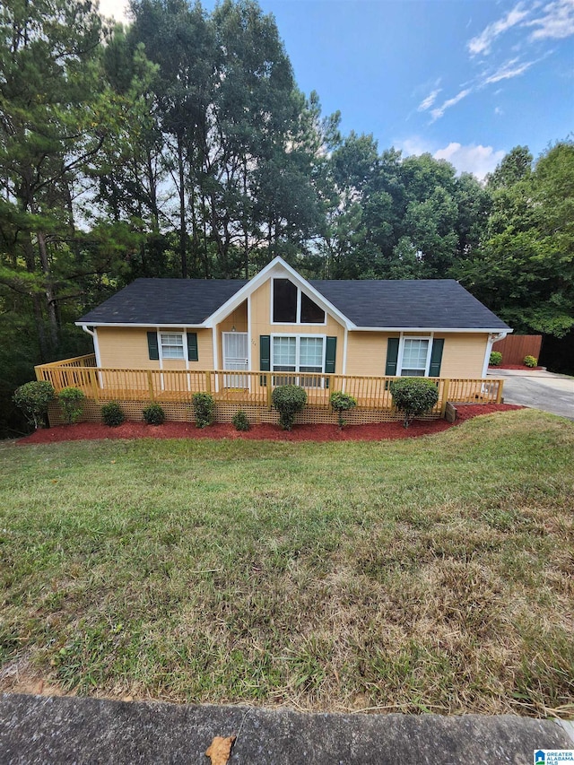 single story home with a front yard