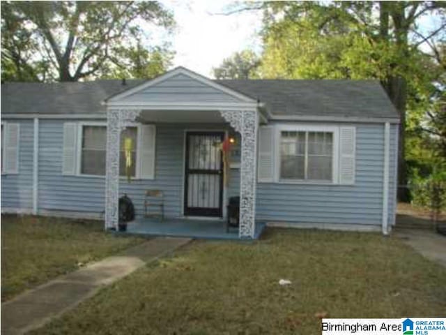 bungalow featuring a front yard