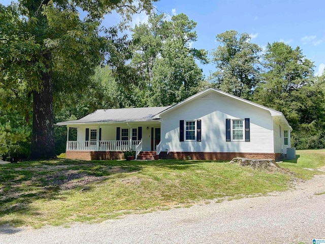 ranch-style house featuring a front yard and covered porch