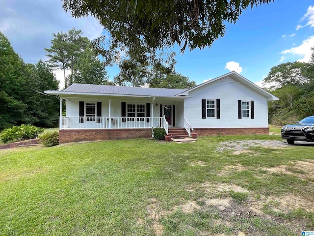 ranch-style home featuring a front lawn and a porch