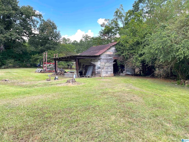 view of yard with an outdoor structure