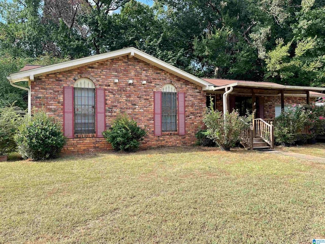 single story home featuring a front lawn