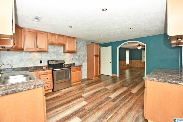 kitchen featuring backsplash, sink, electric stove, light wood-type flooring, and ceiling fan