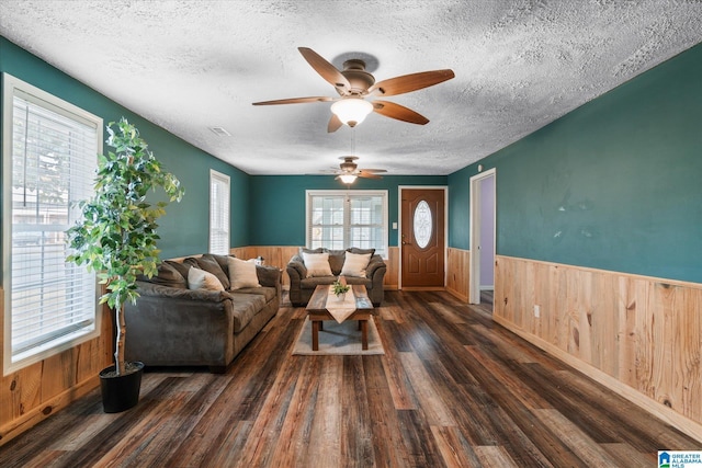 spare room featuring ceiling fan, a textured ceiling, and dark hardwood / wood-style floors