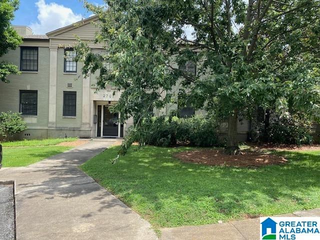 view of front of property with a front yard