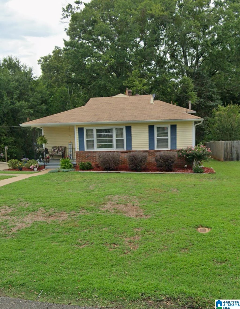 ranch-style house featuring a front yard