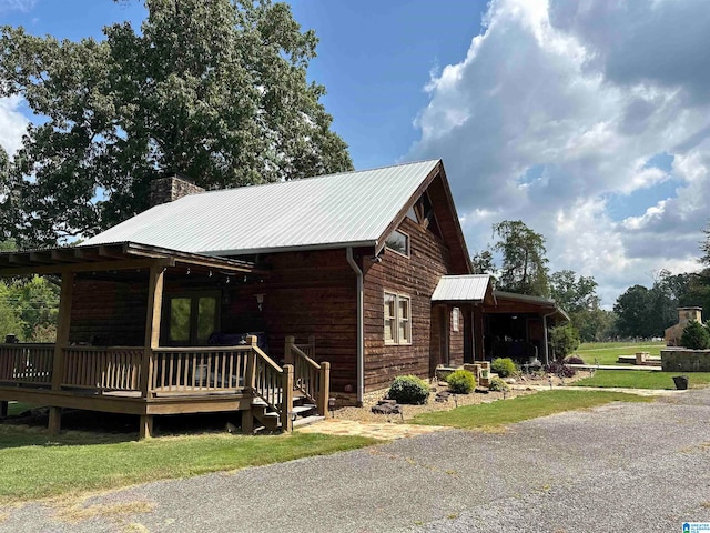 log-style house featuring a front lawn