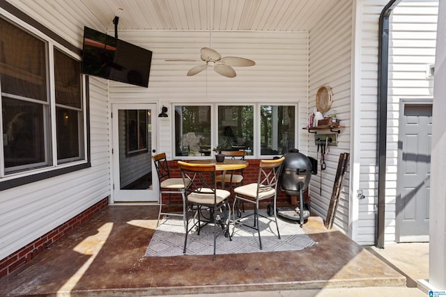 sunroom featuring ceiling fan