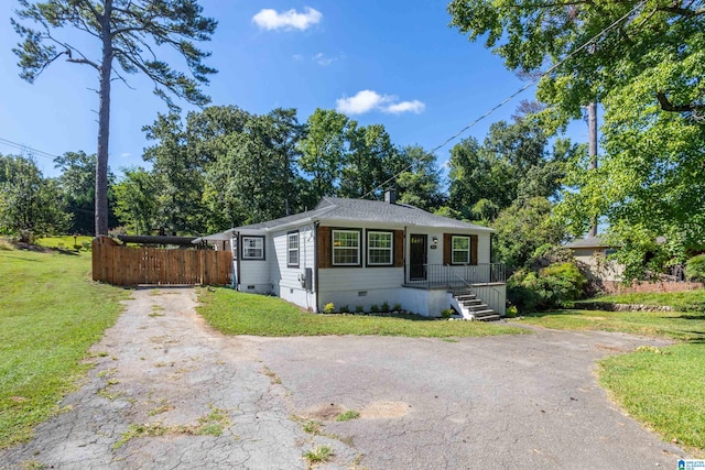 view of front facade featuring a front yard and a porch