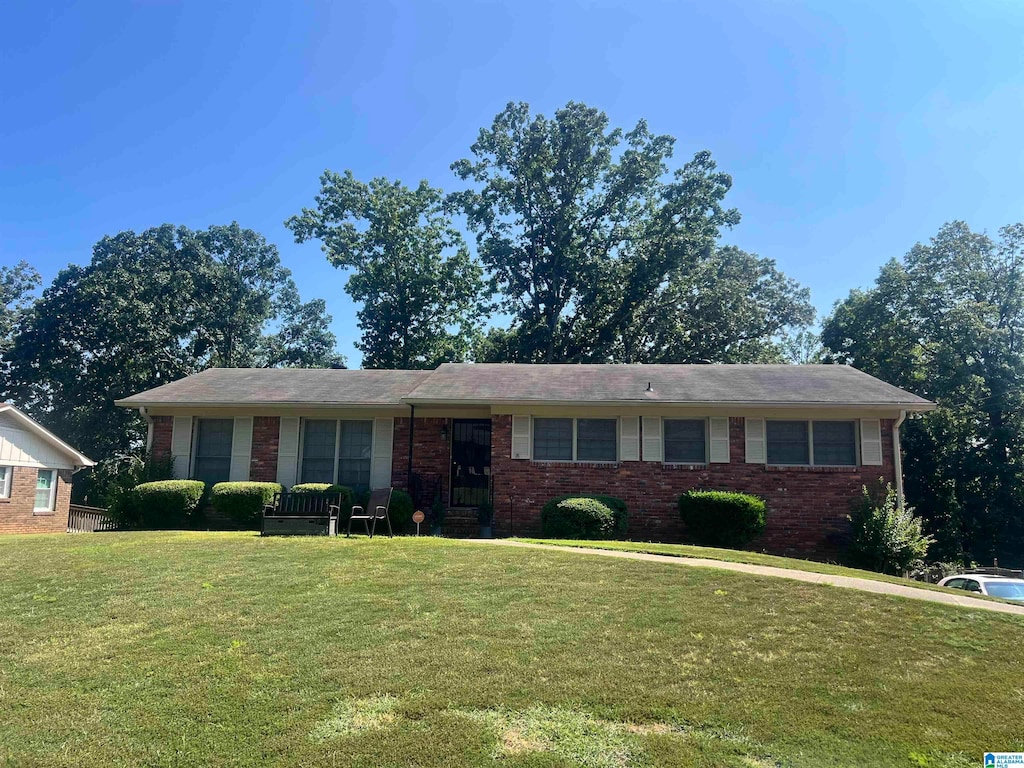 single story home featuring a front yard