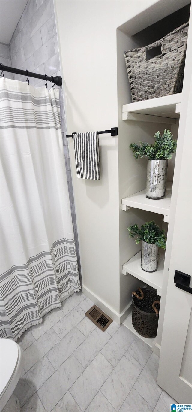 bathroom with a shower with shower curtain, toilet, and vaulted ceiling