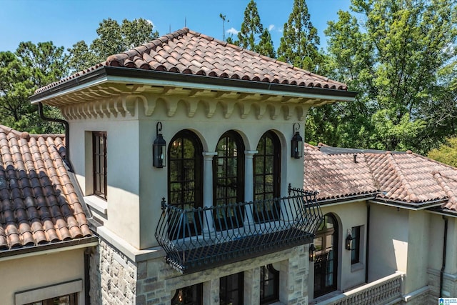 exterior space featuring a balcony