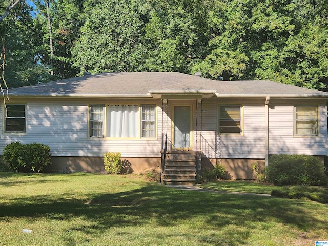 single story home with a front lawn