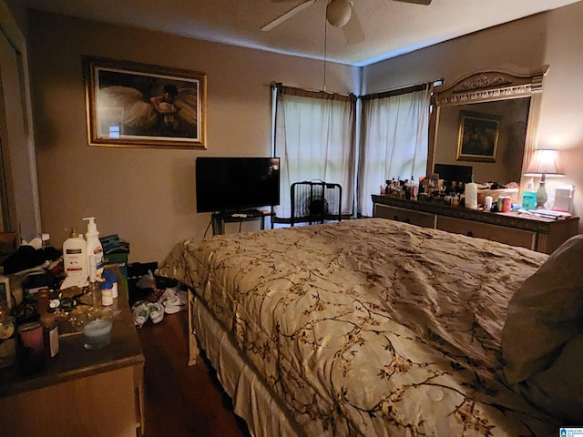 bedroom featuring ceiling fan